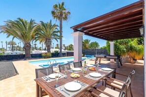 Outdoor dining - Villa Papagayo by Villa Plus (Playa Blanca)