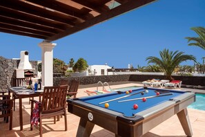 Outdoor dining - Villa Papagayo by Villa Plus (Playa Blanca)