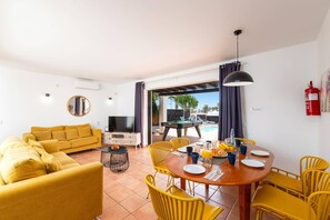 Outdoor dining - Villa Flamingo by Villa Plus (Playa Blanca)