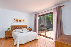 4 bedrooms, iron/ironing board, free WiFi, bed sheets - Villa Flamingo by Villa Plus (Playa Blanca)