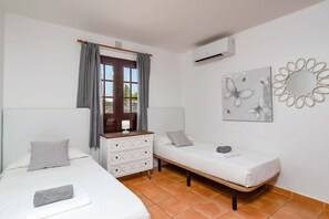 4 bedrooms, iron/ironing board, free WiFi, bed sheets - Villa Flamingo by Villa Plus (Playa Blanca)