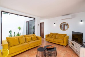 TV - Villa Flamingo by Villa Plus (Playa Blanca)