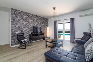 Fernseher, Tischtennisplatte