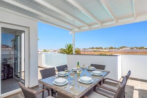 Outdoor dining - Villa Pebbles by Villa Plus (Playa Blanca)