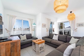 Smart TV, foosball, table tennis - Villa Pebbles by Villa Plus (Playa Blanca)