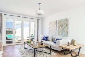 Smart-tv och ett bordtennisbord
