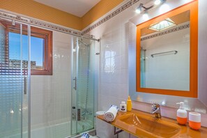 Hårføner og håndklær