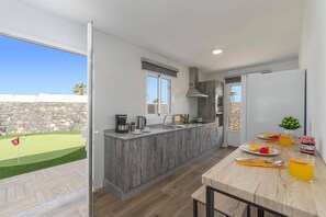 Microwave, dishwasher, coffee/tea maker - Villa Santana by Villa Plus (Playa Blanca)