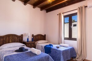 4 bedrooms, iron/ironing board, free WiFi, bed sheets