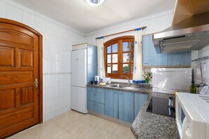 Mikroaaltouuni, astianpesukone, kahvin-/teenkeitin