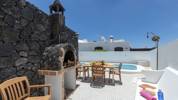 Outdoor dining - Villa Orzola by Villa Plus (Tías)