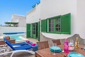 Outdoor dining - Villa Oro by Villa Plus (Puerto del Carmen)