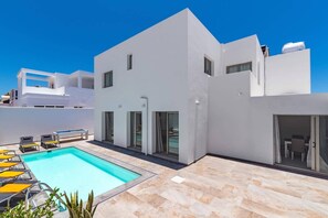 A modern white building with a swimming pool and outdoor seating. - Villa Ruben by Villa Plus (Puerto del Carmen)
