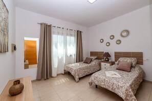 4 bedrooms, iron/ironing board, free WiFi, bed sheets