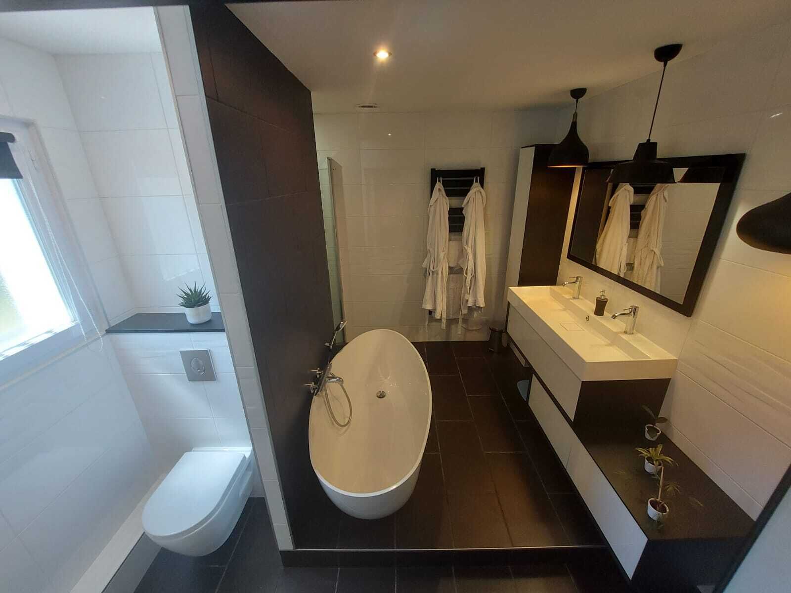 Een douche, een haardroger, handdoeken