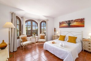 5 bedrooms, WiFi, bed sheets