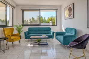 TV, ping pong - Villa Themis by Villa Plus (Peyia)