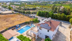 Ein Wohnhaus mit Swimmingpool, Solaranlage und Meerblick.