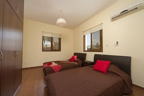 3 bedrooms, iron/ironing board, free WiFi, bed sheets