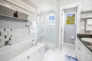 Badewanne, Haartrockner, Handtücher, Seife