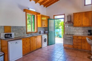 Mikrowelle, Geschirrspüler, Wasserkocher mit Kaffee-/Teezubehör