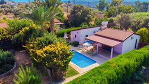 Propiedad residencial con piscina, patio y vistas del paisaje circundante.