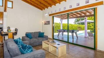 Smart TV, table tennis