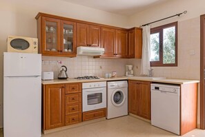 Mikrowelle, Geschirrspüler, Wasserkocher mit Kaffee-/Teezubehör