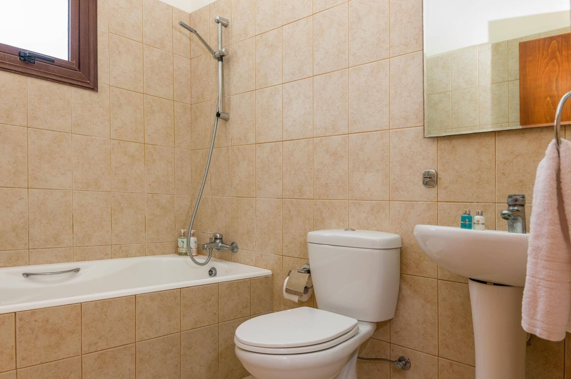 Ein Badezimmer mit einer Badewanne, Toilette und Waschbecken.