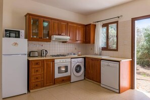 Micro-ondes, lave-vaisselle, cafetière/bouilloire