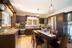 Microondas, lavavajillas y cafetera y tetera 