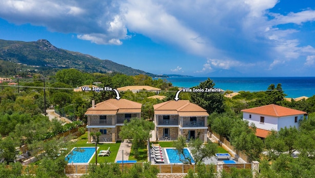 Zwei Villen, Villa Ionio Elia und Villa Ionio Zafeiris, mit Swimmingpools und Meerblick.