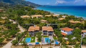 Luchtbeeld van een kustresort met villa's genaamd Villa Ionio Elia en Villa Ionio Zaferei.