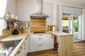 Coffee/tea maker, microwave, dishwasher