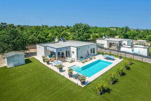 A modern house with a swimming pool, outdoor seating, and a garden. - Villa Florentina by Villa Plus (Stokovci)