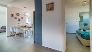 Un espacio moderno para vivir con comedor, cocina y un dormitorio.