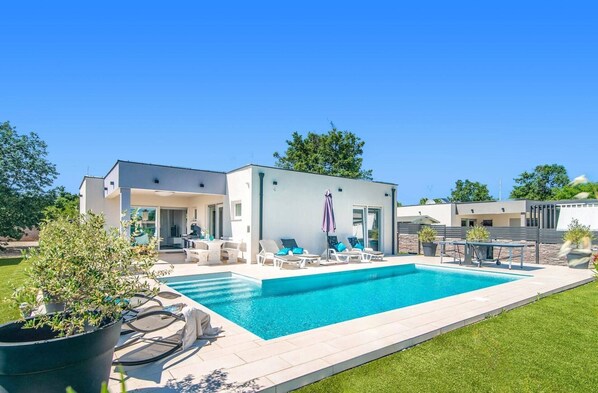 A modern house with a swimming pool, outdoor seating, and a patio area. - Villa Florentina by Villa Plus (Stokovci)