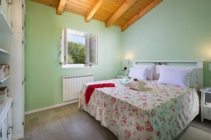 4 bedrooms, iron/ironing board, free WiFi, bed sheets