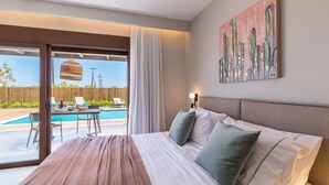 Una camera da letto con un letto grande, vista su una piscina e un quadro appeso al muro.