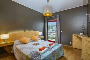 5 bedrooms, WiFi, bed sheets