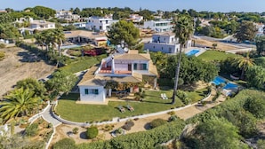 A residential area with modern houses, a swimming pool, and well-maintained gardens. - Villa Maisie by Villa Plus (Praia do Carvoeiro)