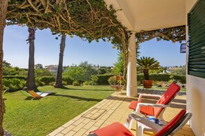 Terrace/patio - Villa Maisie by Villa Plus (Praia do Carvoeiro)