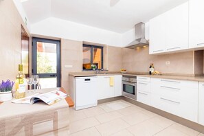 Microwave, dishwasher, coffee/tea maker