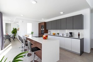 Micro-ondas, lava-louças, cafeteira/chaleira