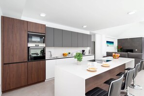 Micro-ondas, lava-louças, cafeteira/chaleira