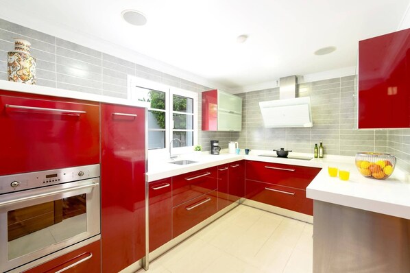 Micro-ondas, lava-louças, cafeteira/chaleira