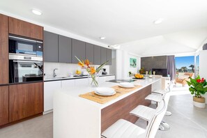 Mikrowelle, Geschirrspüler, Wasserkocher mit Kaffee-/Teezubehör