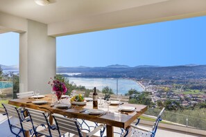 Outdoor dining - Villa Gemini Angelo by Villa Plus (Pirgi)