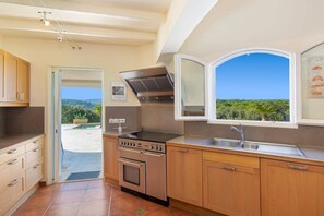 Mikrowelle, Geschirrspüler, Wasserkocher mit Kaffee-/Teezubehör