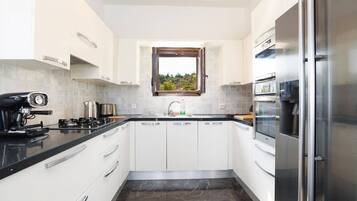 Micro-ondes, lave-vaisselle, cafetiĂšre/bouilloire